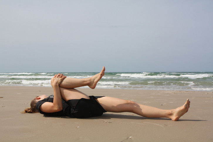 with-this-exercise-you-can-even-train-your-hip-flexors-anna-rau-190810_download With this exercise you can even stretch your hip flexors without having to stand up.