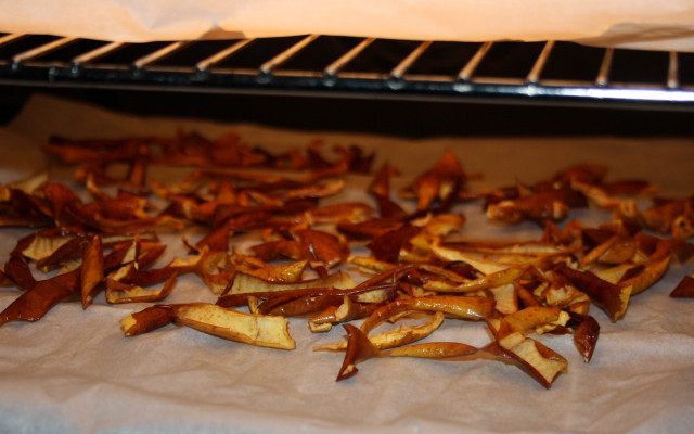 to-make-apple-tea-yourself-you-only-need-apfe-maria-hohenthalutopiade-191029_download To make your own apple tea, all you need to do is dry apple skins.