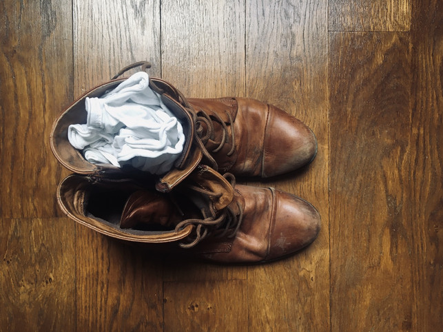 trockne-deine-schuhe-mit-alten-baumwolltuechern-laura-mueller-utopia-200926_download Trockne deine Schuhe mit alten Baumwolltüchern.