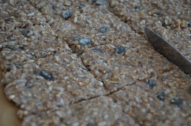 nach-10-minuten-backzeit-laesst-sich-das-knaeckebrot-kilian-loesch-180110_download Nach zehn Minuten Backzeit lässt sich das Knäckebrot leicht in Stücke schneiden.