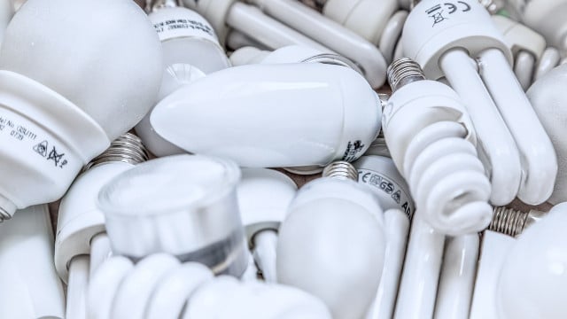 gluehbirnen-und-energiesparlampen-entsorgen-cc0-pixabay-analogicus-221128 Glühbirnen und Energiesparlampen entsorgen