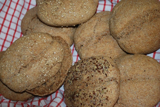 deine-selbst-gebackenen-broetchen-kannst-du-zb-mi-melanie-von-daake-utopia-180620_download Deine selbst gebackenen Brötchen kannst du z.B. mit Sesam oder Leinsamen bestreuen.