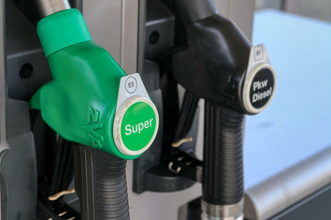 e-fuels-sollen-herkoemmliches-benzin-und-diesel-auf-cc0-pixabay-planet_fox-220706_download E-Fuels sollen herkömmliches Benzin und Diesel auf klimafreundliche Weise ersetzen. Realistisch ist das aus verschiedenen Gründen nicht.