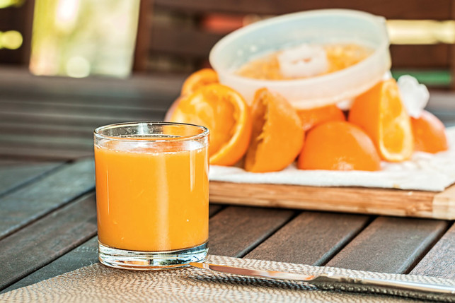 Fuer-ein-and-potassium-rich electrolytl-CC0-pixabay-stevePB-2250407_Download Oranges or bananas are used for a tasty and potassium -rich electrolyte solution.