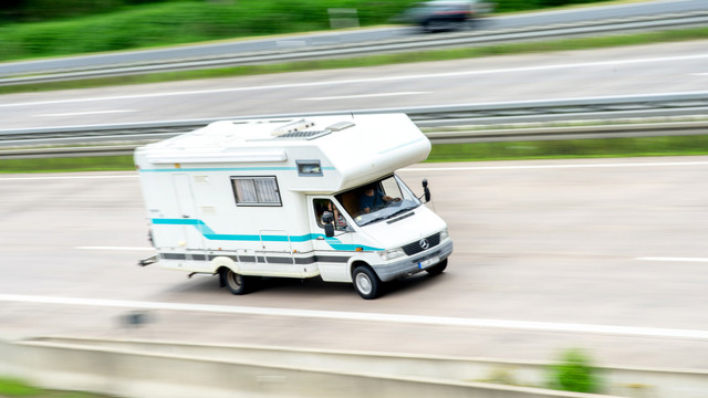 wohnmobil-autobahn-hauke-christian-dietrich-dpa-260506 Weißes Wohnmobil auf der Autobahn