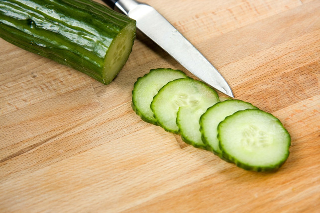 Gurken disc donation, dry-eyes-cc0-pixabay-no-longer-here-201014_download Cucumber slices donate moisture in dry eyes.