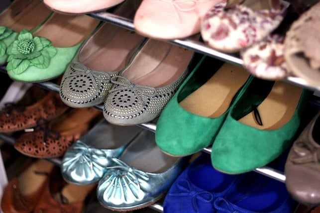 verstaue-schuhe-immer-mit-luftzufuhr-zum-beispiel-cc0-pixabay-moerschy-231112_download Verstaue Schuhe immer mit Luftzufuhr, zum Beispiel in einem Schuhregal.