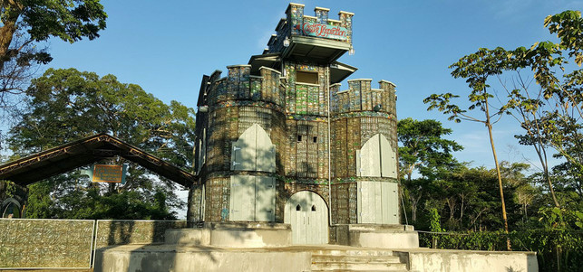 plastic-bottle-village-schloss-inspiration-z-the-plastic-bottle-village-170705-1280x600 Haus Plastikflaschen Plastic Bottle Village
