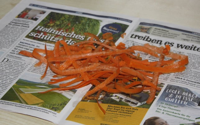 alte-zeitungen-schuetzen-die-arbeitsflaeche-vor-veru-maria-hohenthalutopia-201116_download Alte Zeitungen schützen die Arbeitsfläche vor Verunreinigungen.