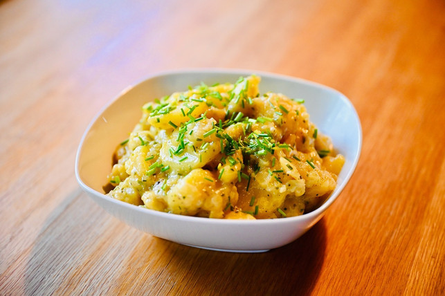 besonders-am-bayrischen-kartoffelsalat-ist-dass-e-cc0-pixabay-martl3p-240917_download Besonders am bayrischen Kartoffelsalat ist, dass er warm serviert wird.