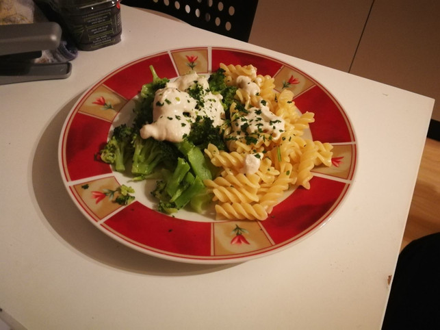 vegane-kaesesosse-passt-super-zu-frischem-gemuese-utopia-inke-klabunde-171105_download Vegane Käsesoße passt super zu frischem Gemüse.