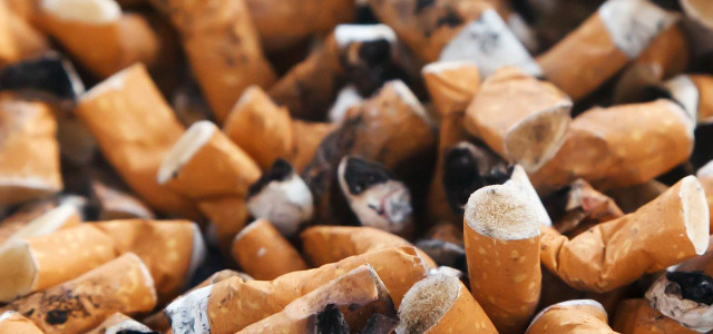 Zigarettenmüll verschmutzt Straßen und die Umwelt – Frankreich nimmt nun die Hersteller in die Pflicht.