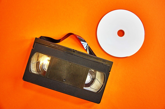 vhs-gehoeren-nicht-in-die-gelbe-tonne-das-band-koen-cc0-pixabay-kallistii-180606_download VHS gehören nicht in die gelbe Tonne: Das Band könnte sich beim Sortieren verheddern