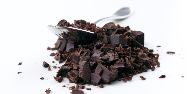 gehackte-schokolade-cc0-pixabay-elsenaju-200323_download Für das vegane Frosting brauchst du gehackte Schokolade.