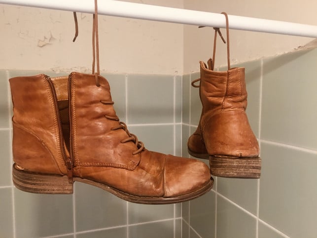 haenge-die-schuhe-zum-trocknen-auf-laura-mueller-utopia-200926_download Am besten hängst du Schuhe zum Trocknen auf.