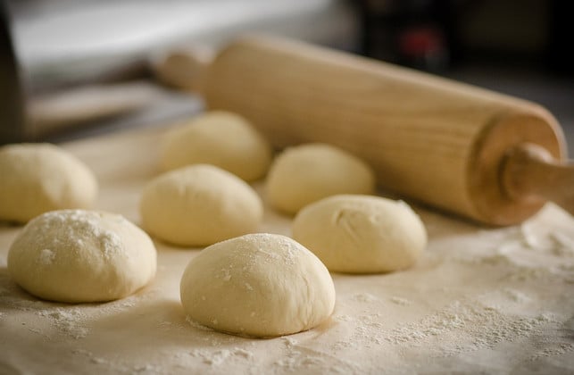 forme-aus-dem-teig-kleine-baellchen-cc0-pixabay-skitterphoto-191021_download Forme aus dem Teig kleine Bällchen.