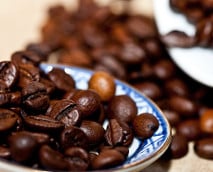 Kaffeebohnen essen: Koffeingehalt, Gesundheitsvorteile und mehr