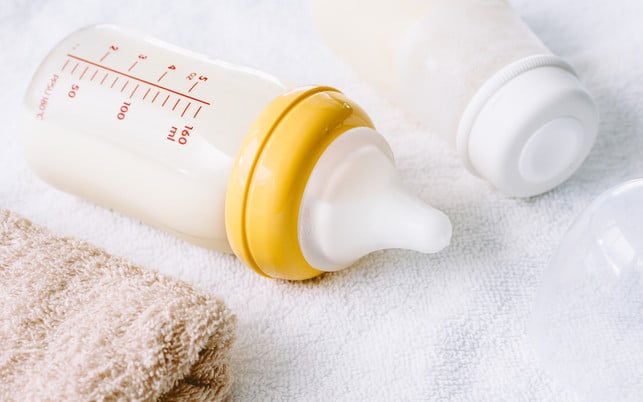 Baby bottle with milk Alle drei vorgestellten Methoden, um Babyflaschen zu sterilisieren, eignen sich gut.