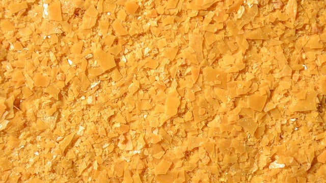 gelbliche-wachsplaettchen-das-reine-carnaubawachs-cc0-pixabay-mareefe-180206 Gelbliche Wachsplättchen - das reine Carnaubawachs