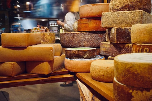 mit-einem-kraeftigen-kaese-wie-cheddar-ueberbacken-wi-cc0-unsplash-azzedine-rouichi-240308_download Mit einem kräftigen Käse wie Cheddar überbacken wird der Chicorée-Auflauf besonders herzhaft.
