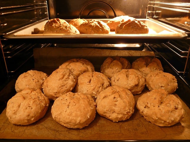brot-und-broetchen-koennen-auch-im-backofen-aufgetau-cc0-pixabay-hans-180530_download Brot und Brötchen können auch im Backofen aufgetaut werden.