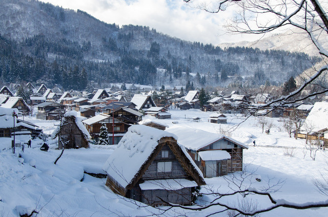 日本でも、冬はとても寒いことがあります。 それにもかかわらず、居住者はセントラルヒーティングではなくローカルヒーティングに依存しています。
