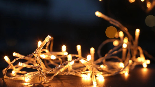 Lichterketten sehen zu Weihnachten schön aus. Lichterketten sehen zu Weihnachten schön aus, verbrauchen aber Strom.