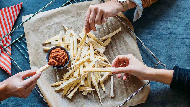 pastinaken-pommes-1-sevencooks-1280x720px Die Pastinakenpommes schmecken frisch aus dem Ofen am besten.