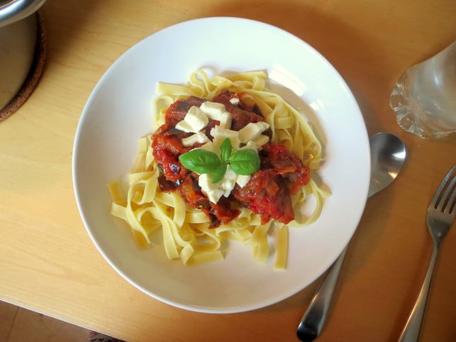 frischer-basilikum-ist-ein-leckeres-und-huebsches-t-utopia-leonie-barghorn-200703_download Frischer Basilikum ist ein leckeres und hübsches Topping für die Pasta alla Norma.