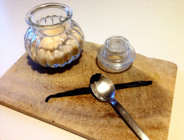 schote-laengs-aufschneiden-und-mark-ausschaben-julia-knies-utopia-171018_download Schneide die Schote längs auf und schabe das Mark aus.