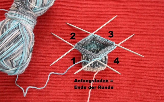 beim-babysocken-stricken-werden-die-nadeln-ausgehe-maria-hohenthalutopia-190914_download Beim Babysocken stricken werden die Nadeln ausgehend vom Anfangsfaden nummeriert.