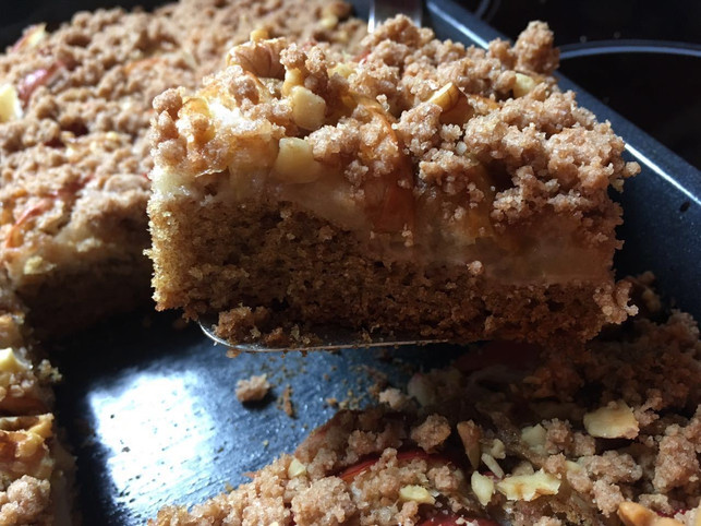 geht-auch-im-blech-ein-schmackhafter-bratapfelkuc-rhea-moutafis-utopia-171001_download Geht auch im Blech: ein schmackhafter Bratapfelkuchen.