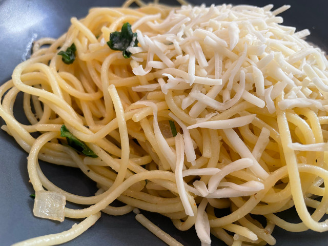 Wild garlic spaghetti tastes especially aromatic with (vegan) cheese.