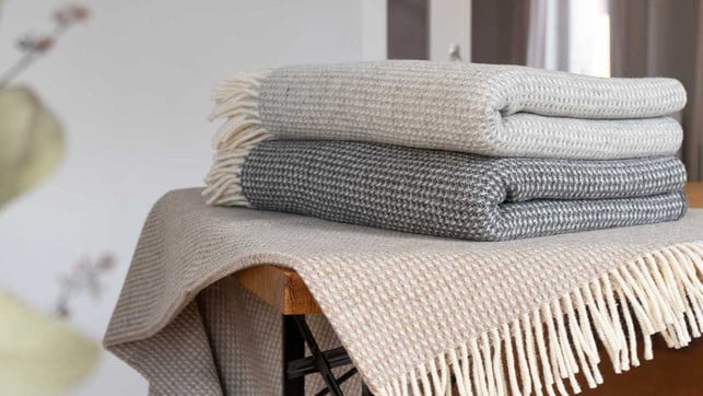 wolldecke-nachhaltig-inario-sc-allnatura-220427-1280x720 Si sieht die nachhaltige Wolldecke "Inario" von Allnatura aus.