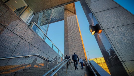 stairs-building-businessmen-cc0-pixabay-fietzfotos-6133971 Treppen eines großen Gebäudes