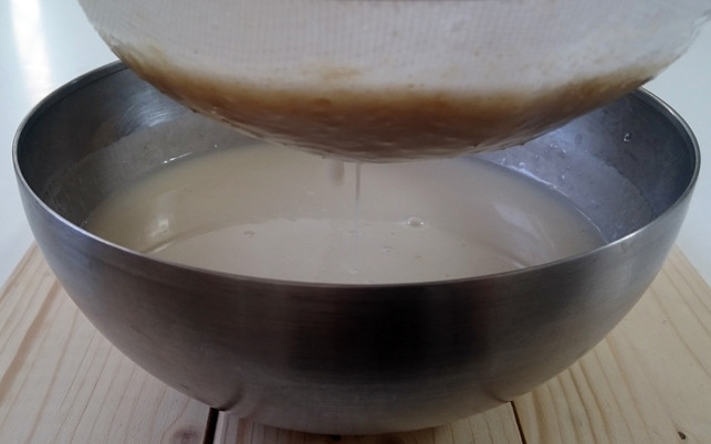 hafermilch-selber-machen-u-sieb-170202-1280x1000 Hafermilch selber machen, durch ein Sieb gießen