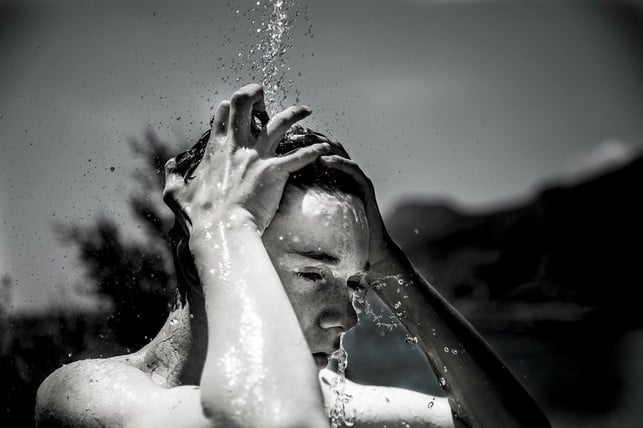 kaltes-wasser-ist-schonender-fuer-deine-haare-cc0-pixabay-giselaatje-210629_download Kaltes Wasser ist schonender für deine Haare.