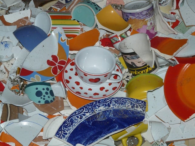 geschirr-entsorgen-kannst-du-im-restmuell-oder-auf-cc0-pixabay-hans-200914_download Geschirr kannst du im Restmüll oder auf dem Recyclinghof entsorgen.