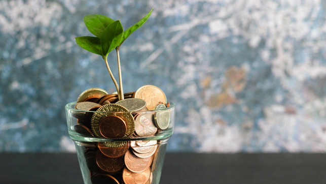 ut-mitkleinembetragzuvermoege-us-micheile-henderson-080920-1280x720 Wer gezielt und überlegt einkauft, erliegt seltener unnötigen und teuren Spontankäufen, die dem Vermögensaufbau im Weg stehen.