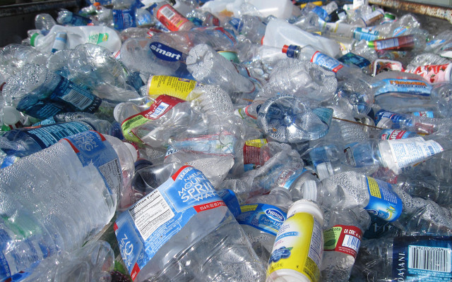 Wie ungesund ist Wasser aus Plastikflaschen? – Utopia.de