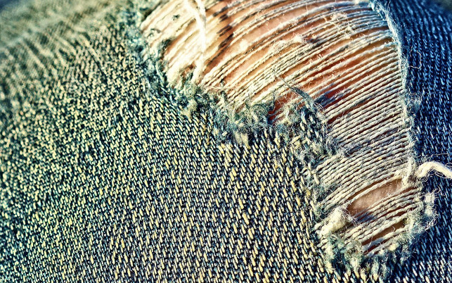 Zerrissene Jeans im Destroyed Look bedeuten Schadstoffe in der Textilherstellung. zerrissene jeans