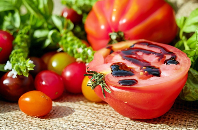 ochsenherz-tomaten-kannst-du-gut-roh-essen-zum-be-cc0-pixabay-couleur-181014_download Alte Tomatensorten: Ochsenherz-Tomaten kannst du gut roh essen, zum Beispiel mit etwas Balsamico-Essig und Olivenöl beträufelt.