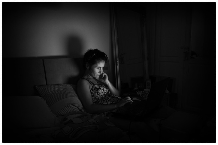 Blue light is less harmful than previously thought. However, for many reasons you should avoid sitting in front of screens for long periods of time without taking a break. Especially in the evening before going to bed.