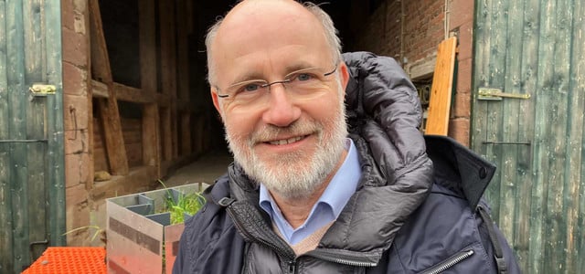 Harald Lesch macht Vorschlag für Erneuerbare Energien: So könnten alle profitieren, nicht nur Investoren (Foto: Michael Bauer/dpa) Der TV-Moderator Lesch steht auf dem Gelände der Mitmach-Forschungsstätte Biologikum Mittelhessen in Homberg (Ohm).