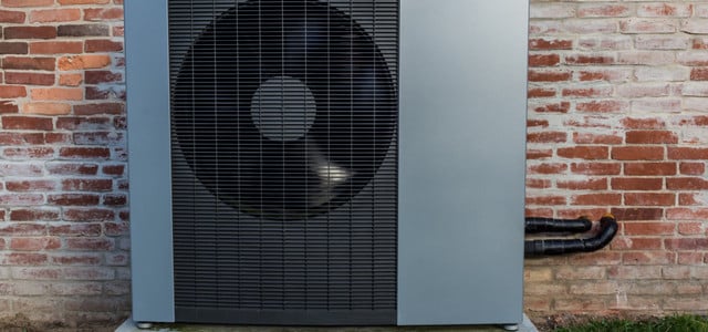 Wärmepumpe vor einer Hauswand