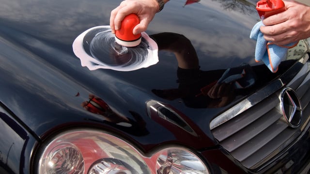 Ein Mann poliert ein Auto Nach der Autoreinigung solltest du noch einige Dinge beachten.