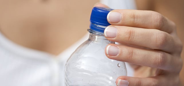 plastikflasche-trinkwasser-w-esther-hildebrandt-161108-1280x600 Wie gesund ist das Wasser in Plastikflaschen?