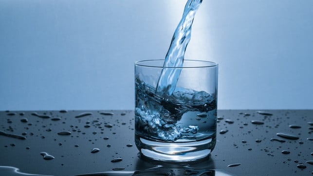 Water-drinking-is-value CCO-public DomainpixabaybauDolino-171102 Drinking water is important