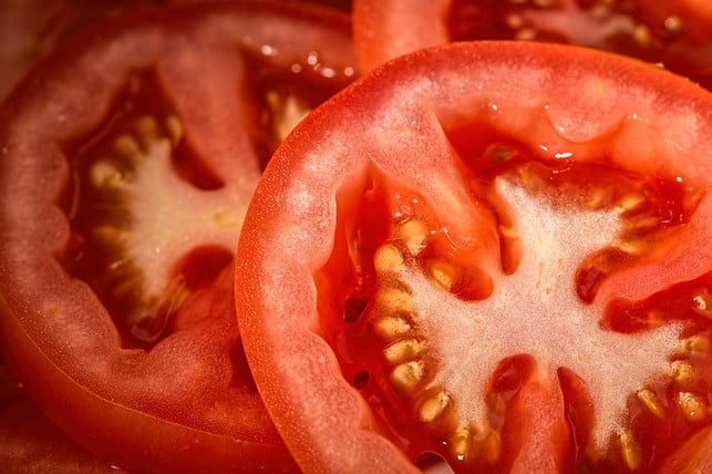 die-tomatenschale-die-von-dosentomaten-entfernt-w-cc0-pixabay-stevepb-211014_download Die Tomatenschale, die von Dosentomaten entfernt wird, kann künftig für deren Verpackung dienen.