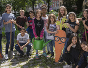Gruppenbild Kinder der GemüseAckerdemie mit Gartenwerkzeugen